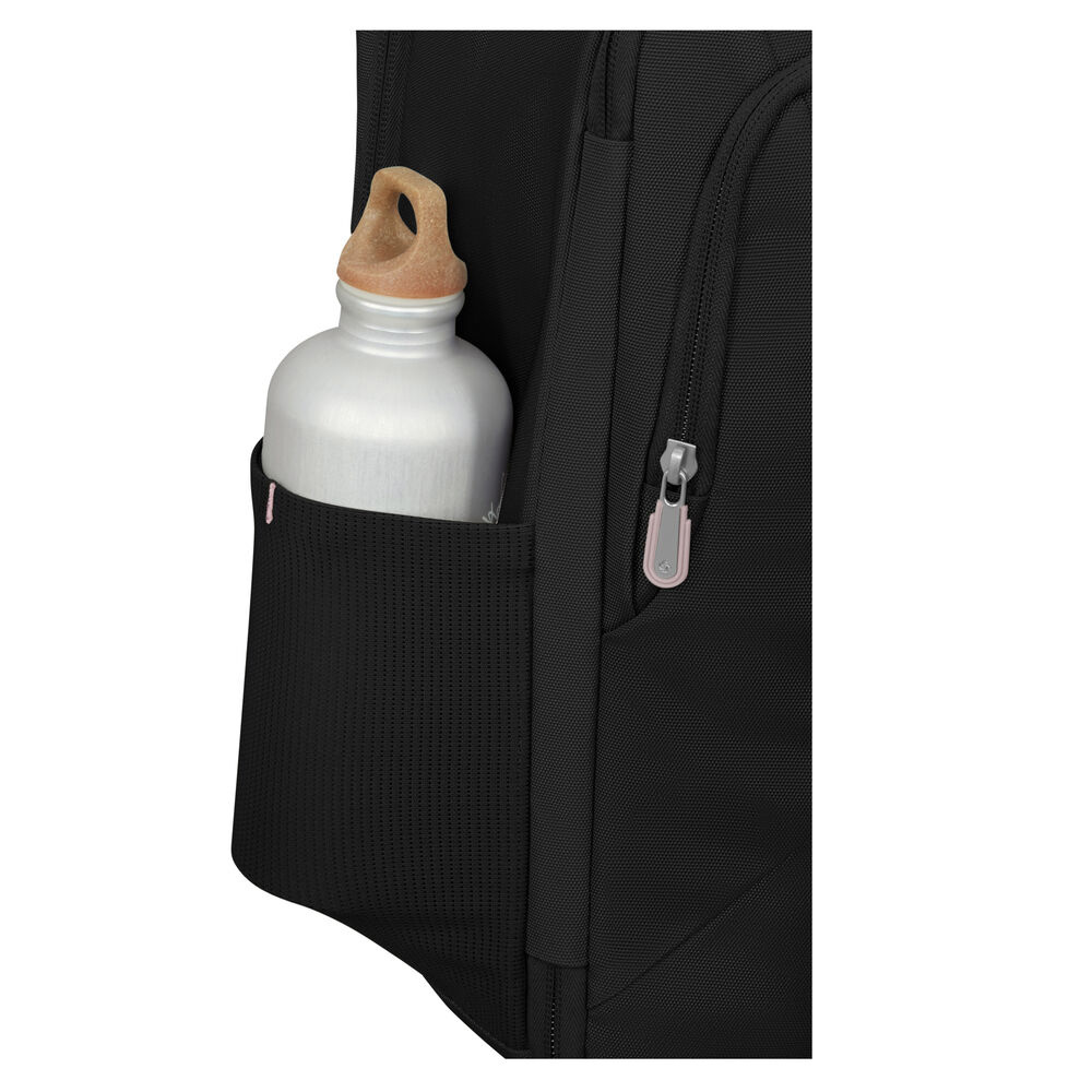 Schwarzer Rucksack mit Wasserflasche in der Seitentasche. Flasche ist silber mit braunem Deckel. Reißverschluss auf der rechten Seite.
