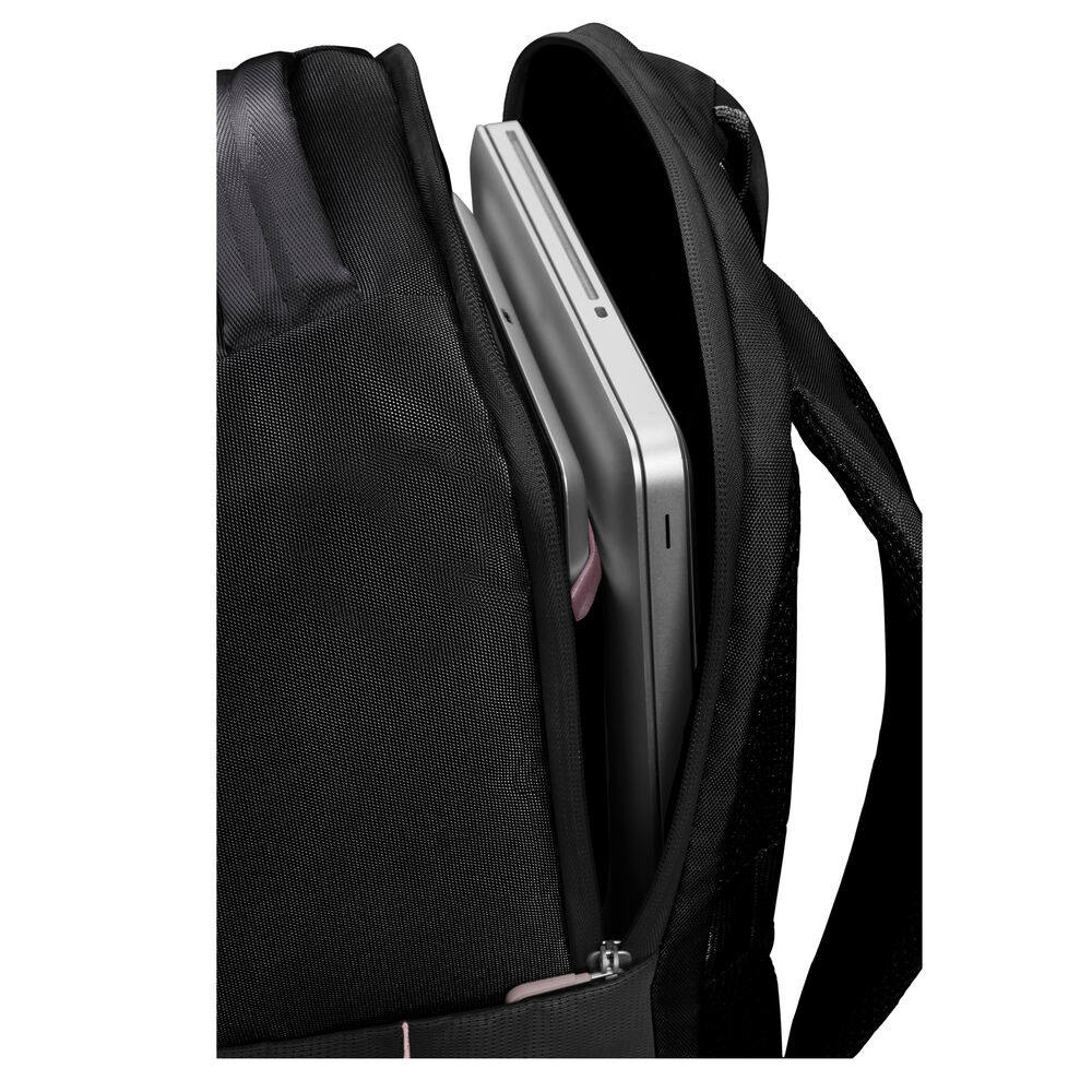 Ein schwarzer Rucksack mit einem Laptop darin. Der Laptop ist silberfarben, und der Rucksack ist geöffnet, was den Laptop und das Innere der Tasche zeigt.