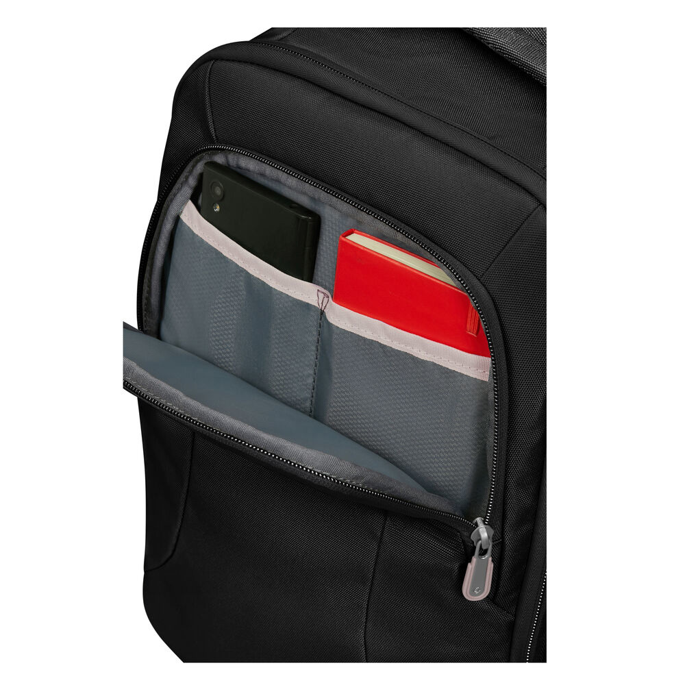 Schwarzer Rucksack mit offener Tasche. Innen sind ein schwarzes Telefon und ein rotes Notizbuch sichtbar. Der Reißverschluss ist offen.