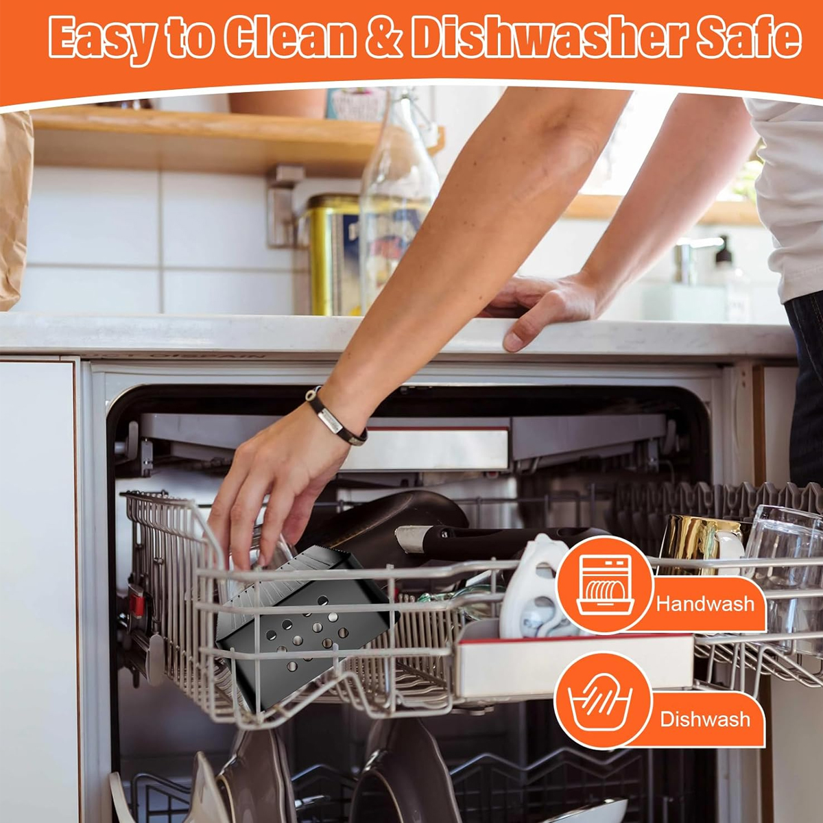 Eine Person legt ein schwarzes Utensil in einen Geschirrspüler. Das Bild zeigt, dass das Produkt leicht zu reinigen und spülmaschinenfest ist.