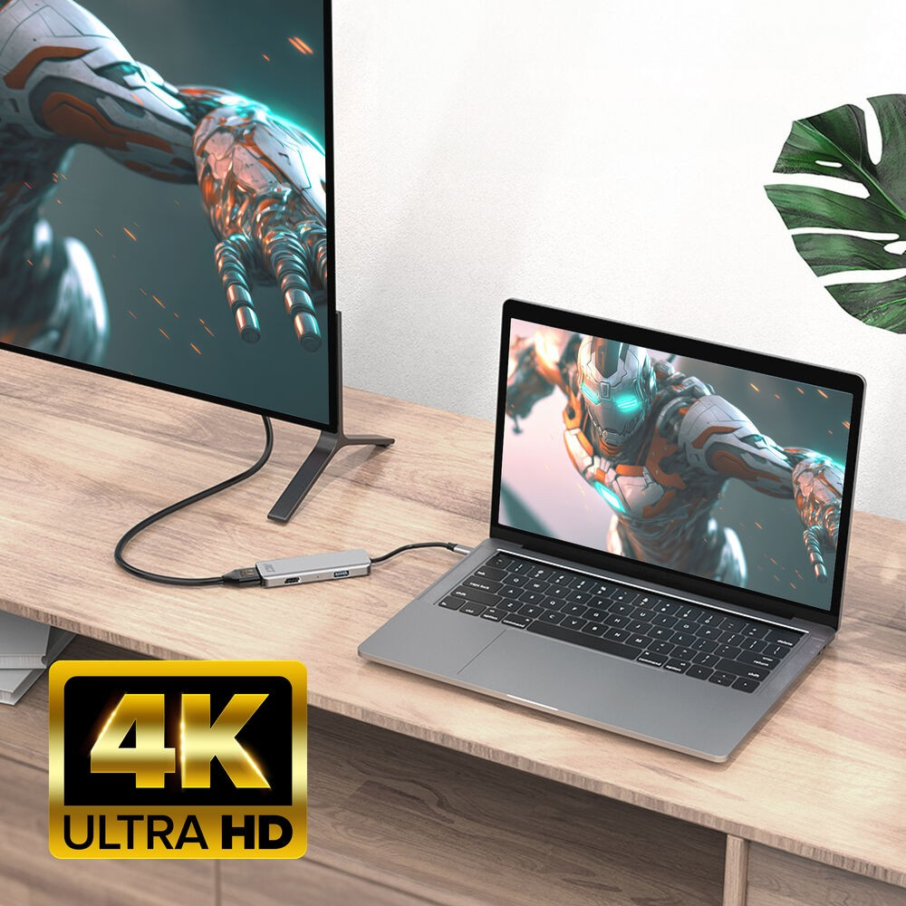 Un laptop collegato a un monitor tramite un hub. Entrambi mostrano una figura simile a un robot. Un logo 4K Ultra HD in primo piano.