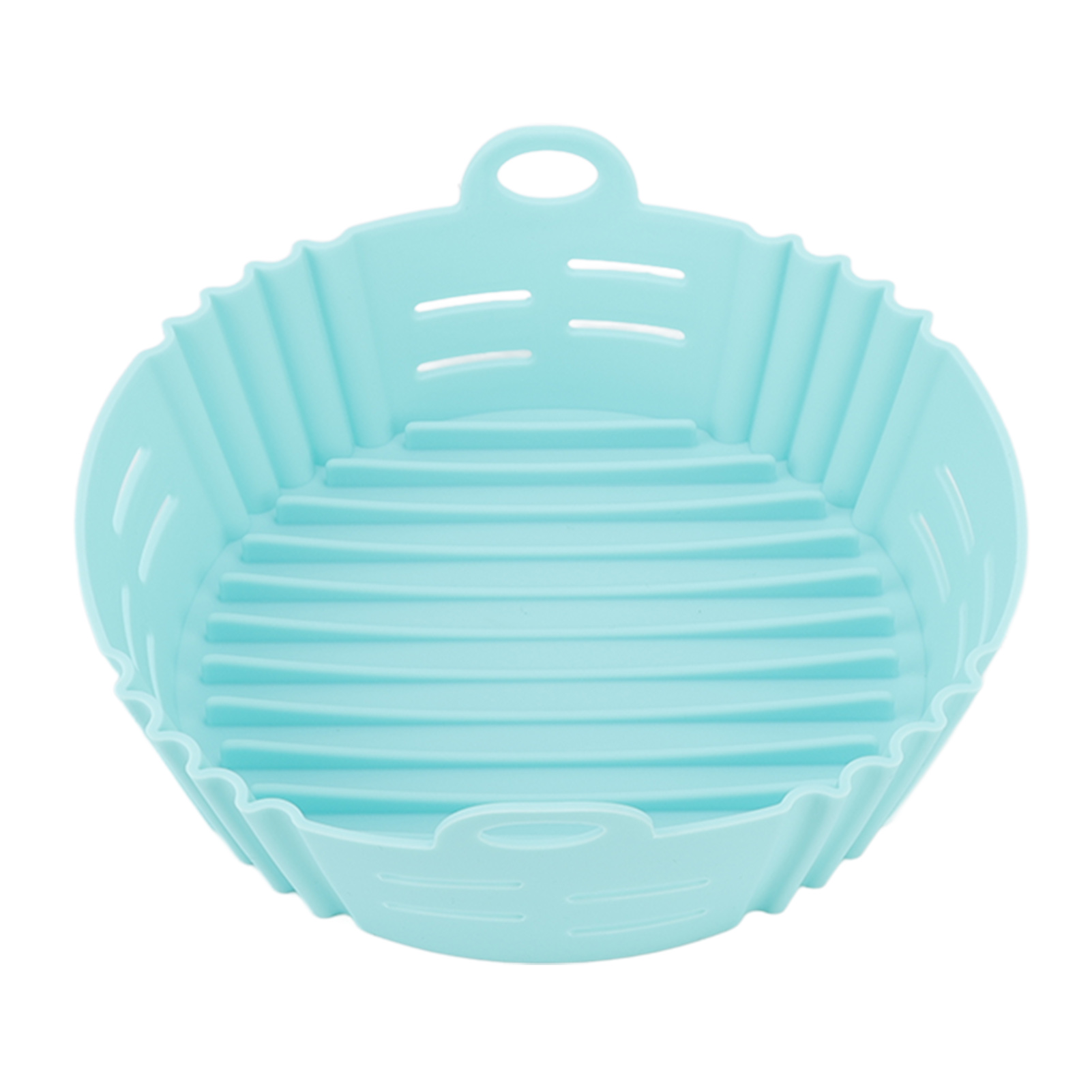 Ein hellblauer Silikon-Airfryer-Korb. Er hat einen geriffelten Boden und seitliche Grifflöcher. Der Hintergrund ist weiß.