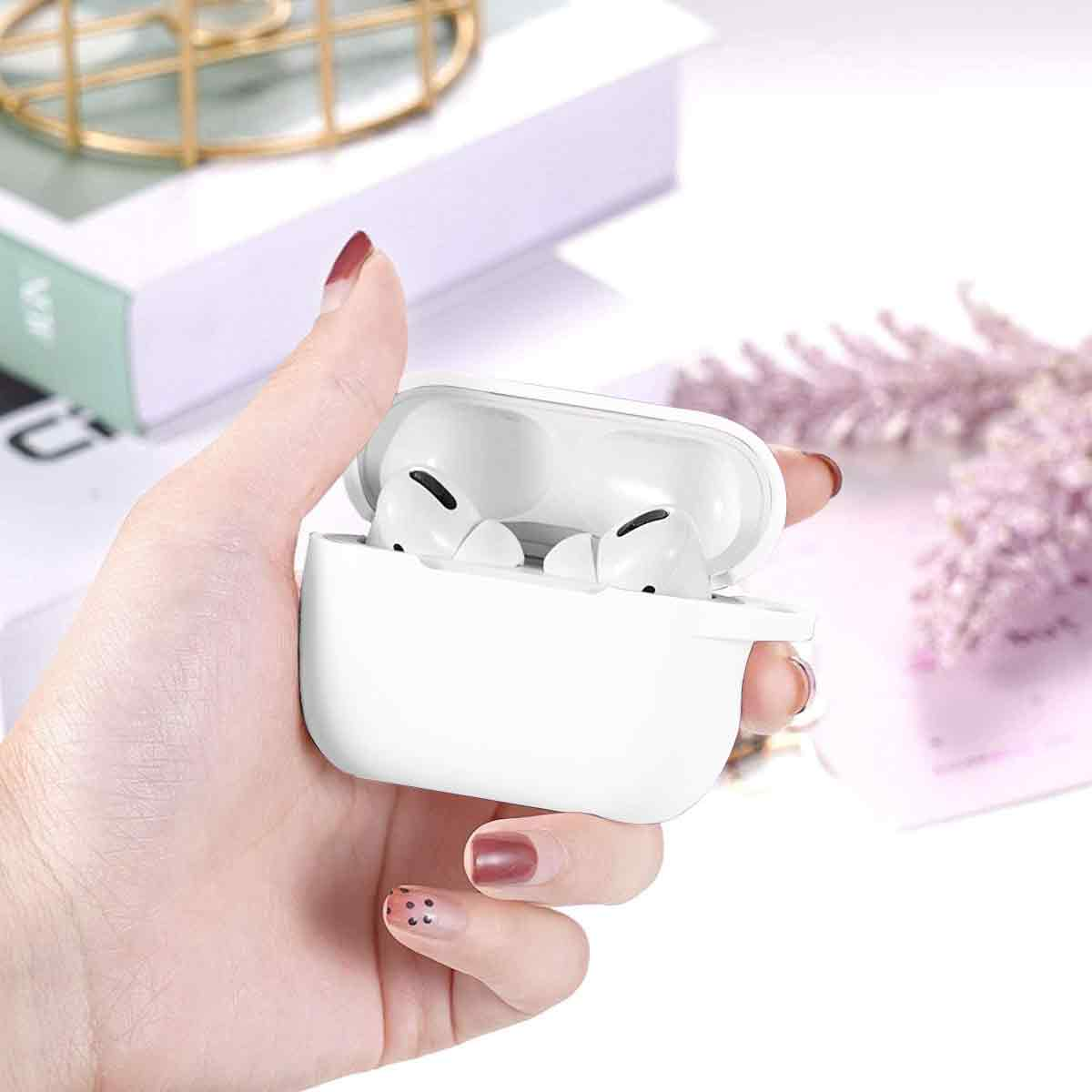 Eine Hand hält eine weiße, offene AirPods-Hülle mit zwei AirPods darin. Die Nägel sind lackiert. Der Hintergrund ist verschwommen.