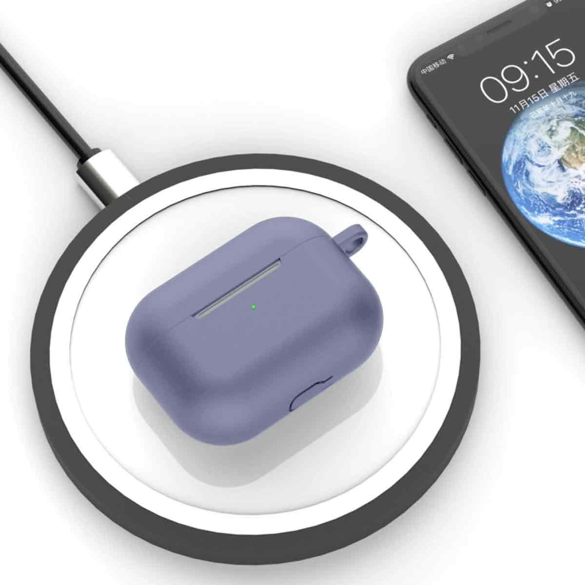 Ein lila AirPods-Etui liegt auf einem weißen Ladepad, das mit einem Kabel verbunden ist. Ein Telefon zeigt die Uhrzeit: 09:15.