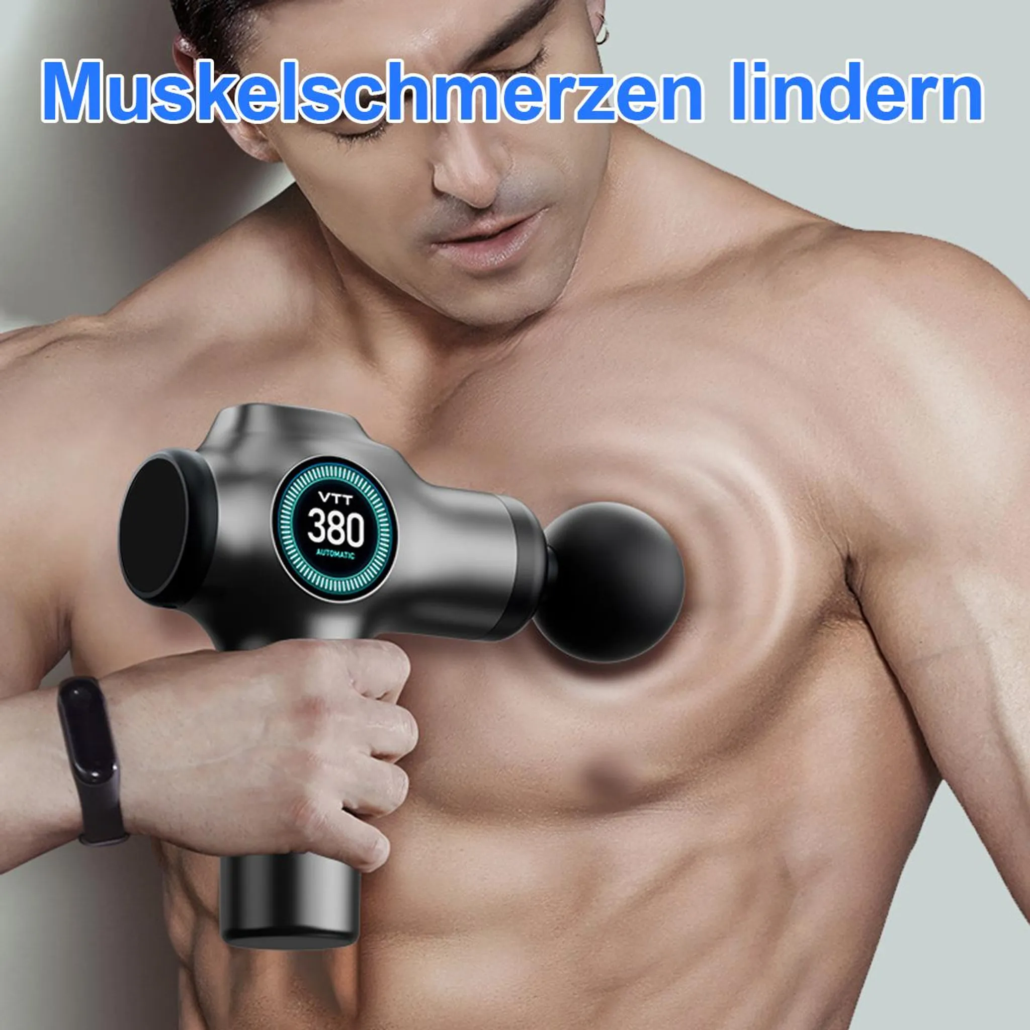 Mann benutzt Massagepistole auf der Brust. Gerät hat Digitalanzeige und ist schwarz und silber.