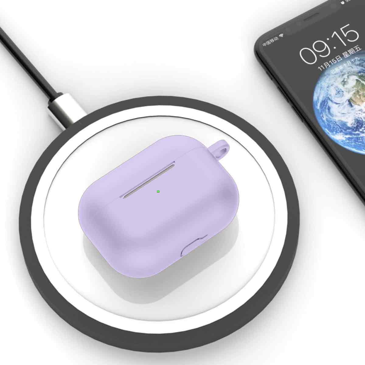 Ein lila AirPods-Case auf einem kabellosen Ladegerät, ein Telefon, das die Uhrzeit anzeigt, und ein schwarzes Kabel.