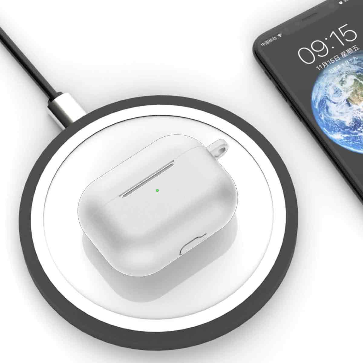 Ein weißes AirPods-Case liegt auf einem kabellosen Ladegerät. Im Hintergrund ein Telefon mit der Uhrzeit 09:15.