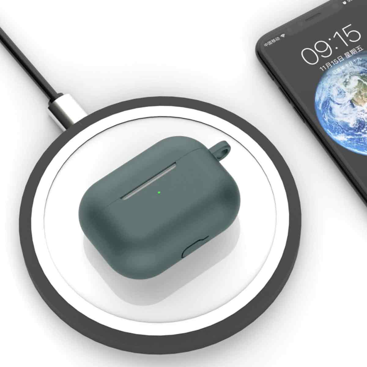 Eine tealfarbene AirPods-Hülle auf einem kabellosen Ladegerät. Ein Telefon zeigt die Uhrzeit 09:15 an. Das Ladegerät hat einen schwarzen Ring.