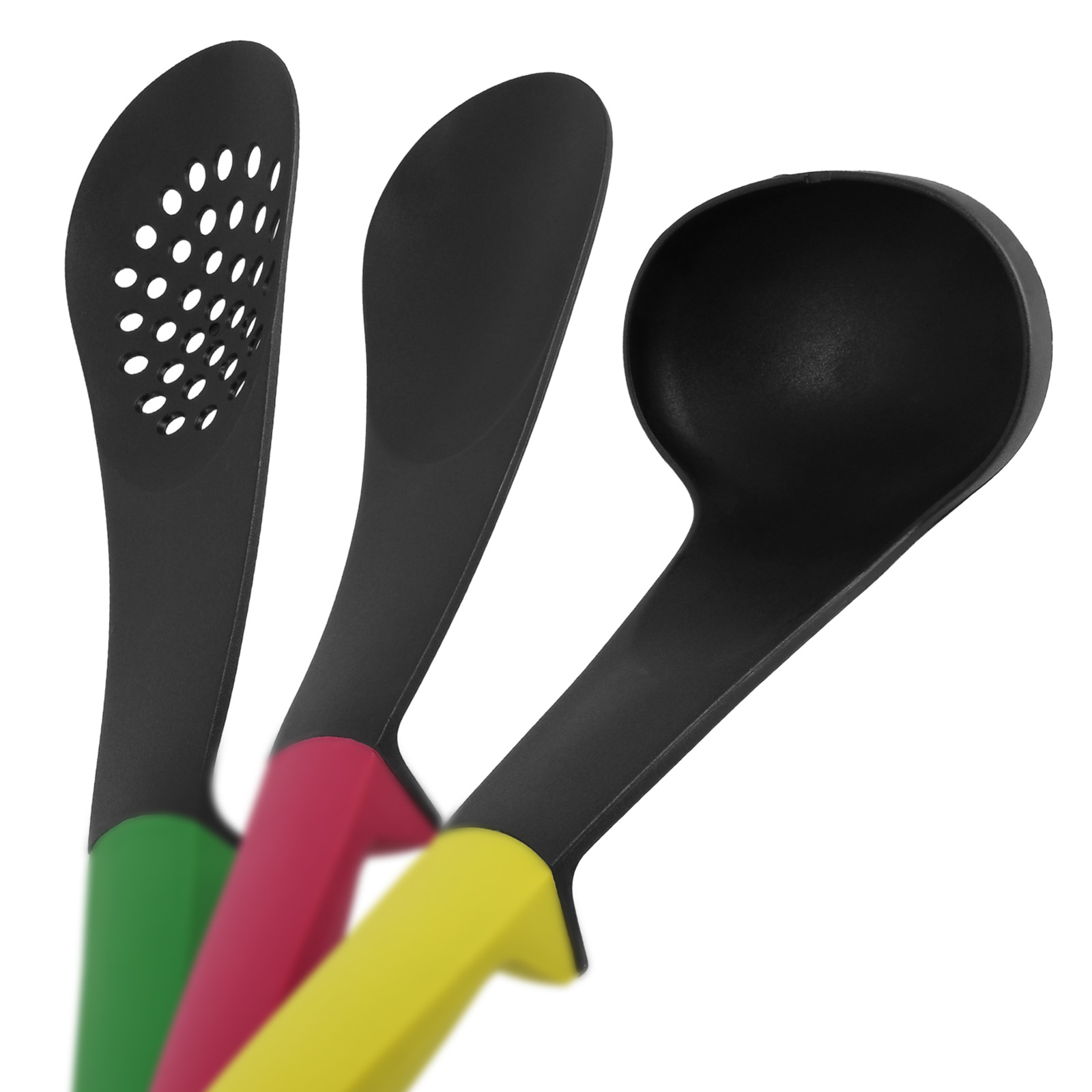 Drei Küchenutensilien: ein Schlitzlöffel, ein Spatel und eine Schöpfkelle. Schwarze Köpfe mit grünen, rosa und gelben Griffen auf Weiß.