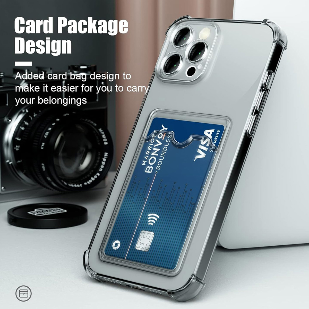Eine Handyhülle mit Kartenfach, in dem sich eine Marriott Bonvoy Visa-Karte befindet. Im Hintergrund ist eine Kamera zu sehen. Der Text lautet "Card Package Design".