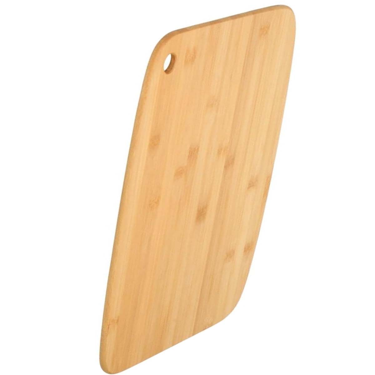 Un tagliere di legno marrone chiaro, angolato. Ha un foro in alto a sinistra. Lo sfondo è bianco.