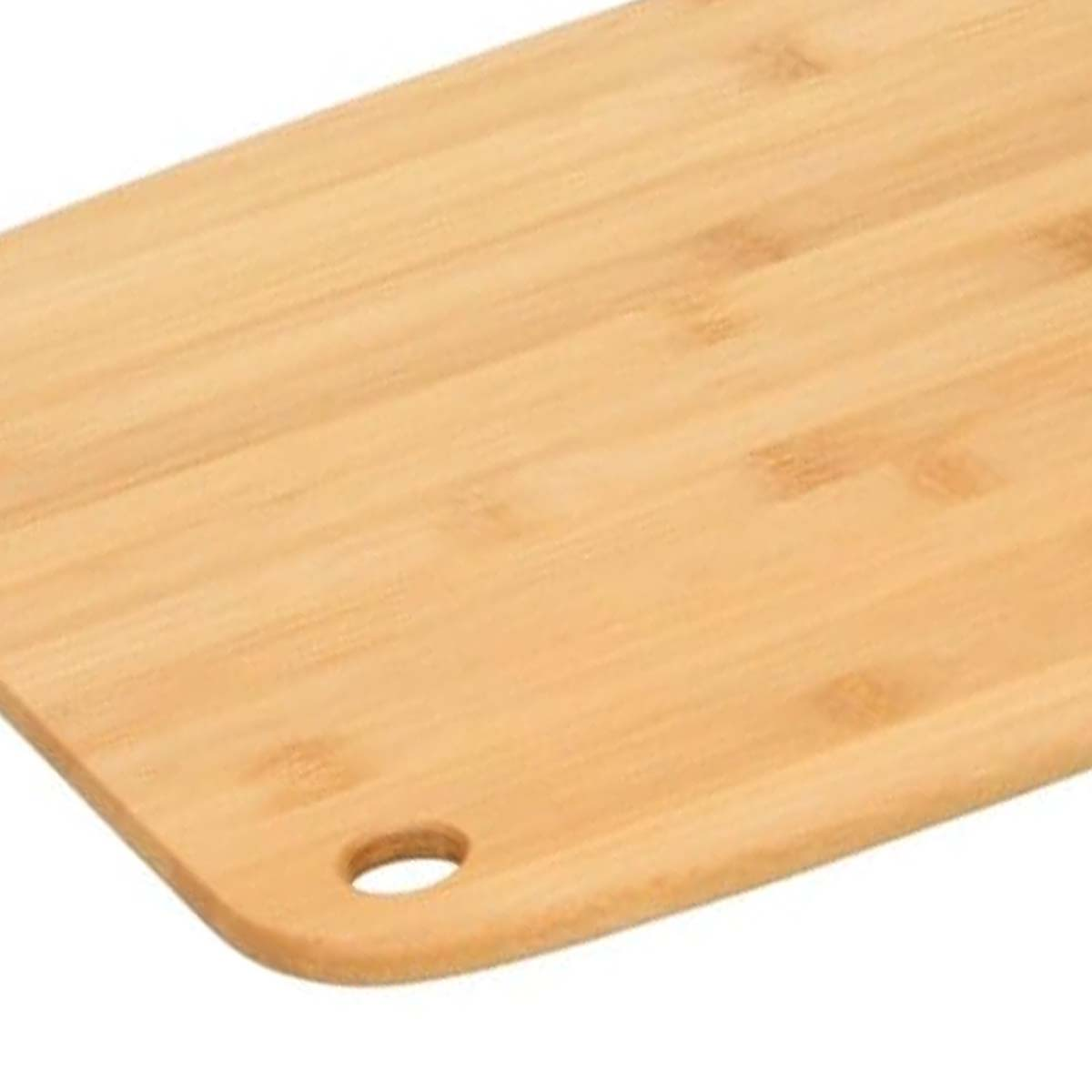 Un tagliere in bambù marrone chiaro con un bordo arrotondato e un foro per appenderlo. La venatura del legno è visibile.
