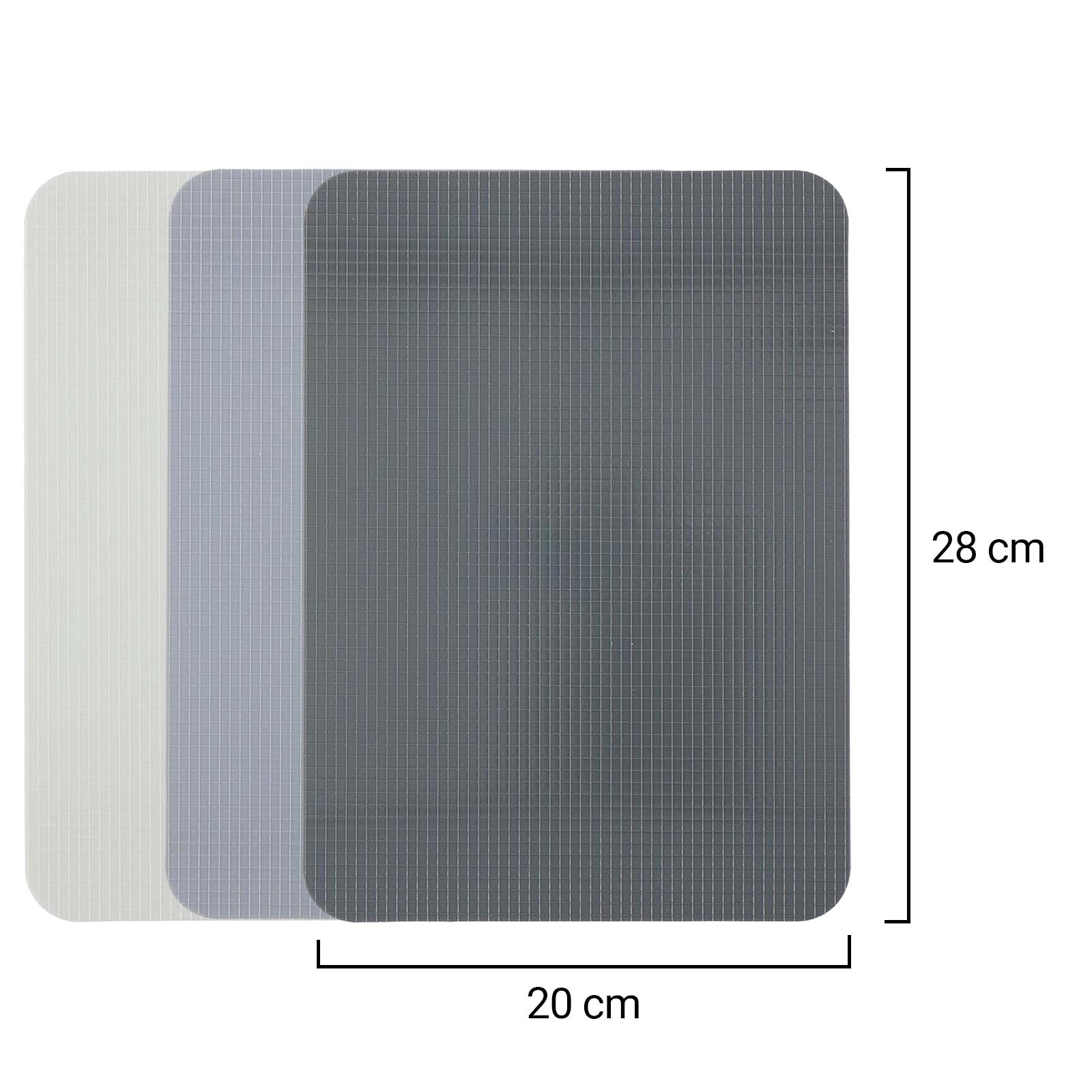 Tre tappetini rettangolari di diverse tonalità di grigio. Le dimensioni sono 20x28 cm. Ognuno ha un motivo a griglia.