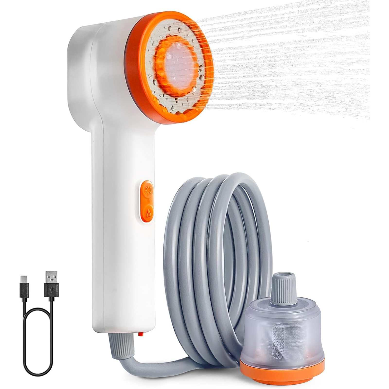 Ein weißer Handbrausekopf mit orangefarbenen Akzenten sprüht Wasser. Ein grauer Schlauch und Filter sind befestigt, mit einem USB-Kabel.