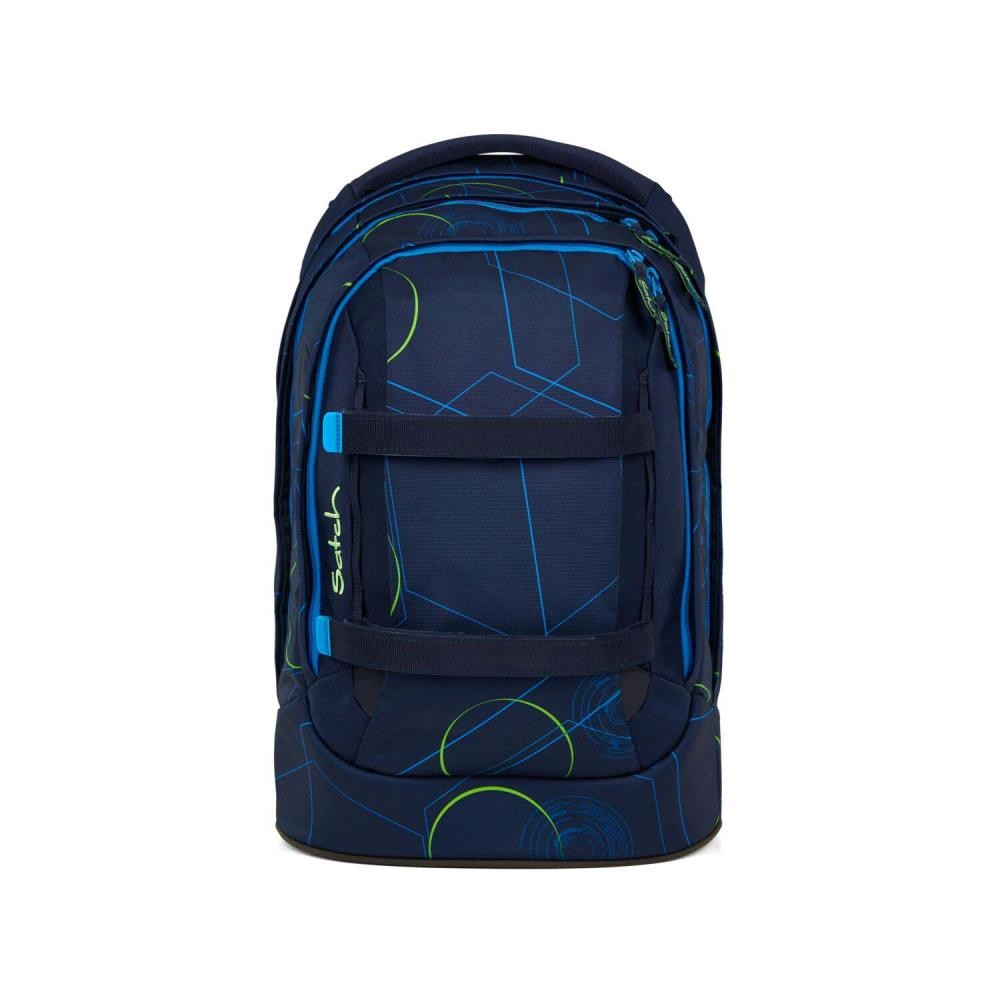 Ein dunkelblauer Rucksack mit geometrischen Mustern in Grün und Blau. Er hat Riemen, Reißverschlüsse und den Markennamen 'satch' an der Seite.