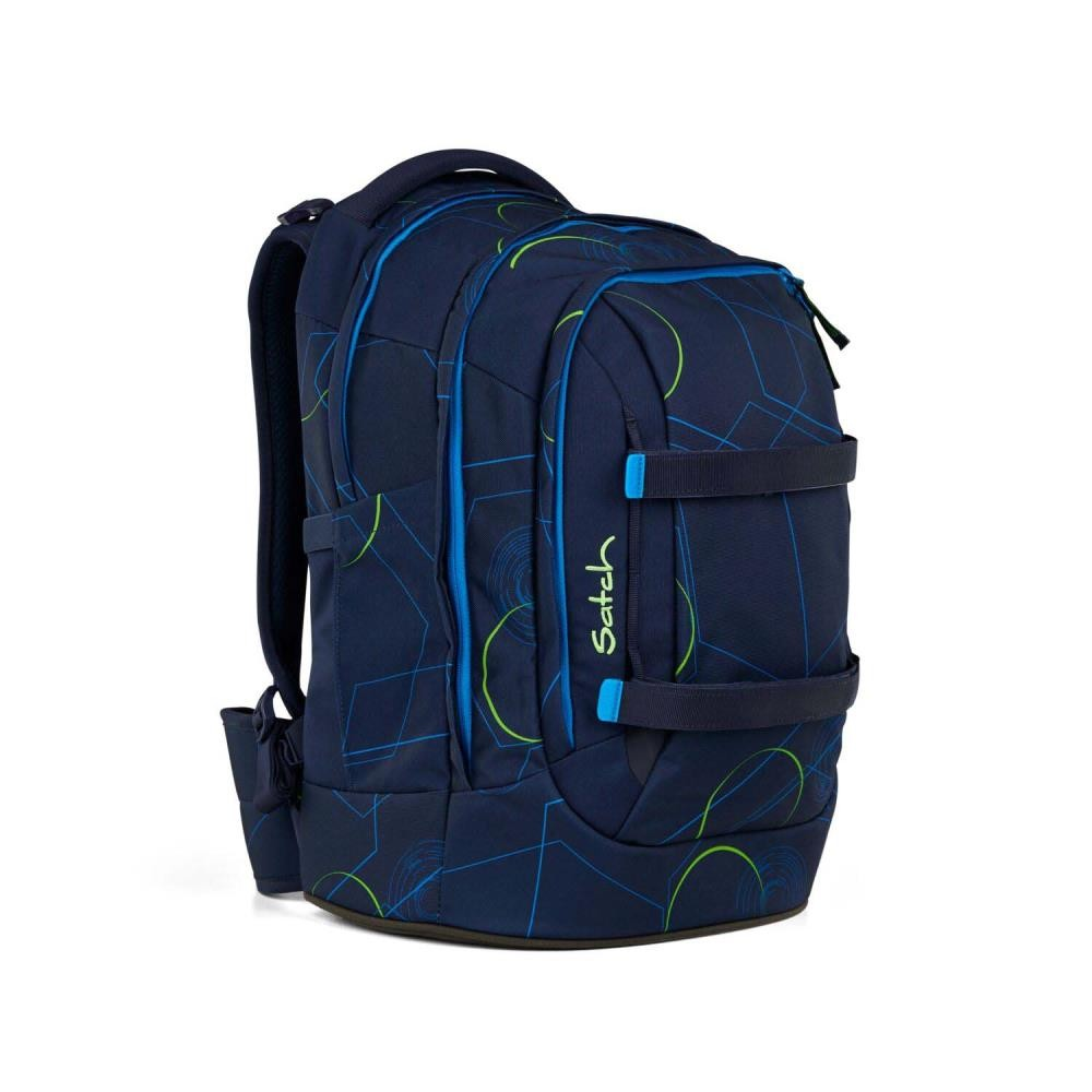 Ein marineblauer Rucksack mit blauen und grünen geometrischen Mustern. Er hat zwei Schultergurte und mehrere Fächer. Der Markenname lautet 'Satch'.