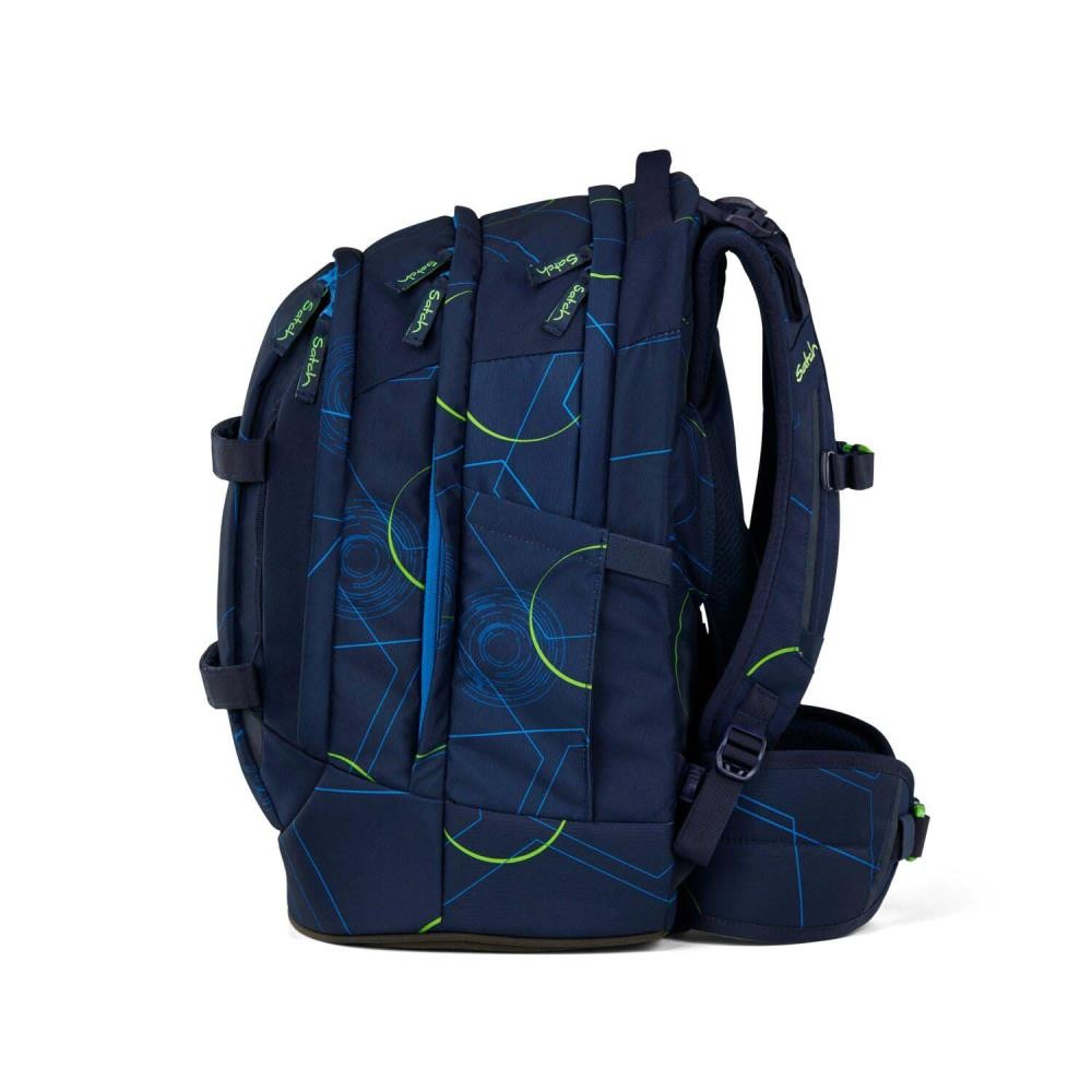 Ein dunkelblauer Rucksack mit grünen und blauen geometrischen Mustern. Er hat mehrere Fächer, Riemen und den Markennamen 'satch'.
