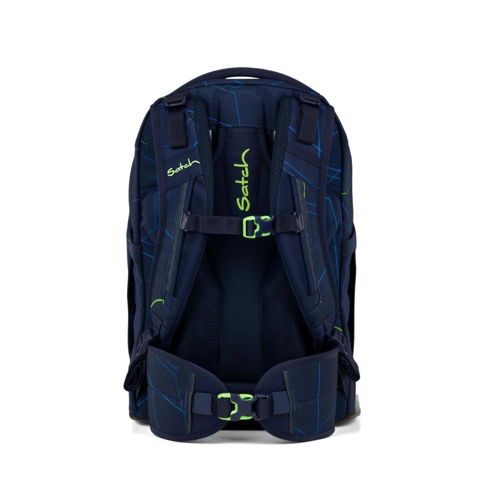 Ein marineblauer Rucksack mit grünen Akzenten. Er trägt den Markennamen 'Satch'. Der Rucksack hat ein geometrisches Design.