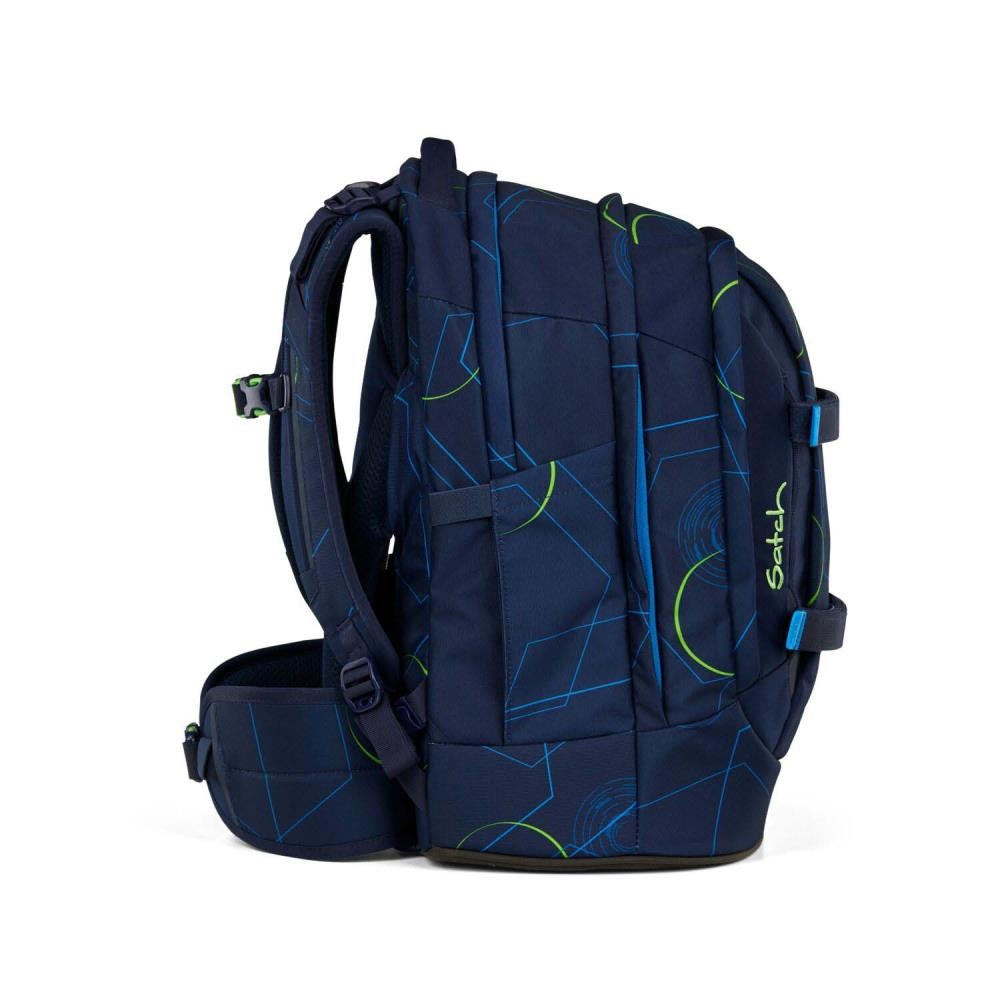 Ein marineblauer Rucksack mit geometrischem Muster, das Wort 'Satch' steht an der Seite und er hat mehrere Fächer und Gurte.