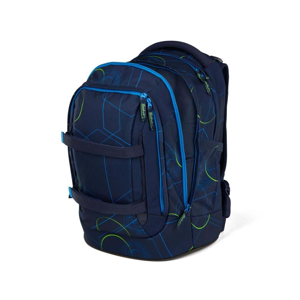 Ein marineblauer Rucksack mit geometrischem Design in Blau und Grün. Er hat mehrere Fächer und Riemen, mit dem Markennamen sichtbar.