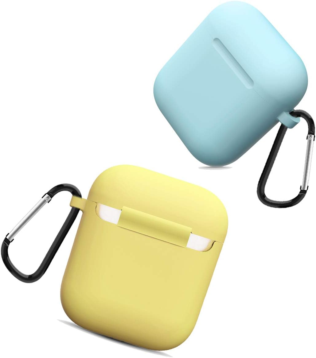 Zwei AirPod-Hüllen: eine gelbe, eine hellblaue. Beide haben schwarze Karabinerhaken. Weißer Hintergrund. Obere Hülle ist offen.