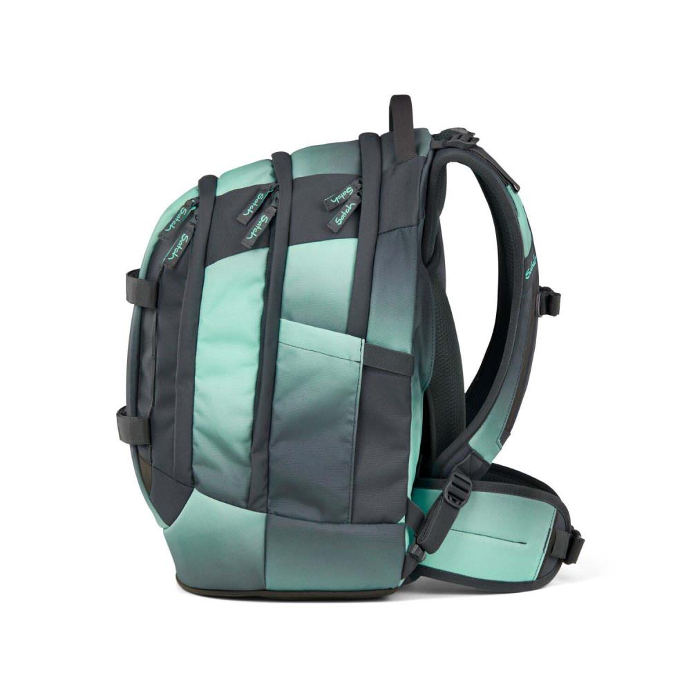 Ein teal-farbener und grauer Rucksack mit dem Markennamen 'satch'. Der Rucksack befindet sich auf weißem Hintergrund. Er hat mehrere Fächer und Riemen.