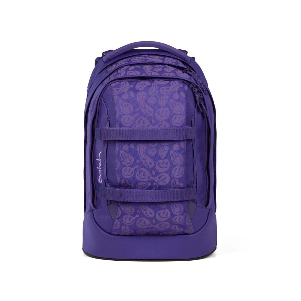 Ein lila Rucksack mit Smiley-Muster. Er hat Riemen, einen Griff und das Wort 'satch' an der Seite.
