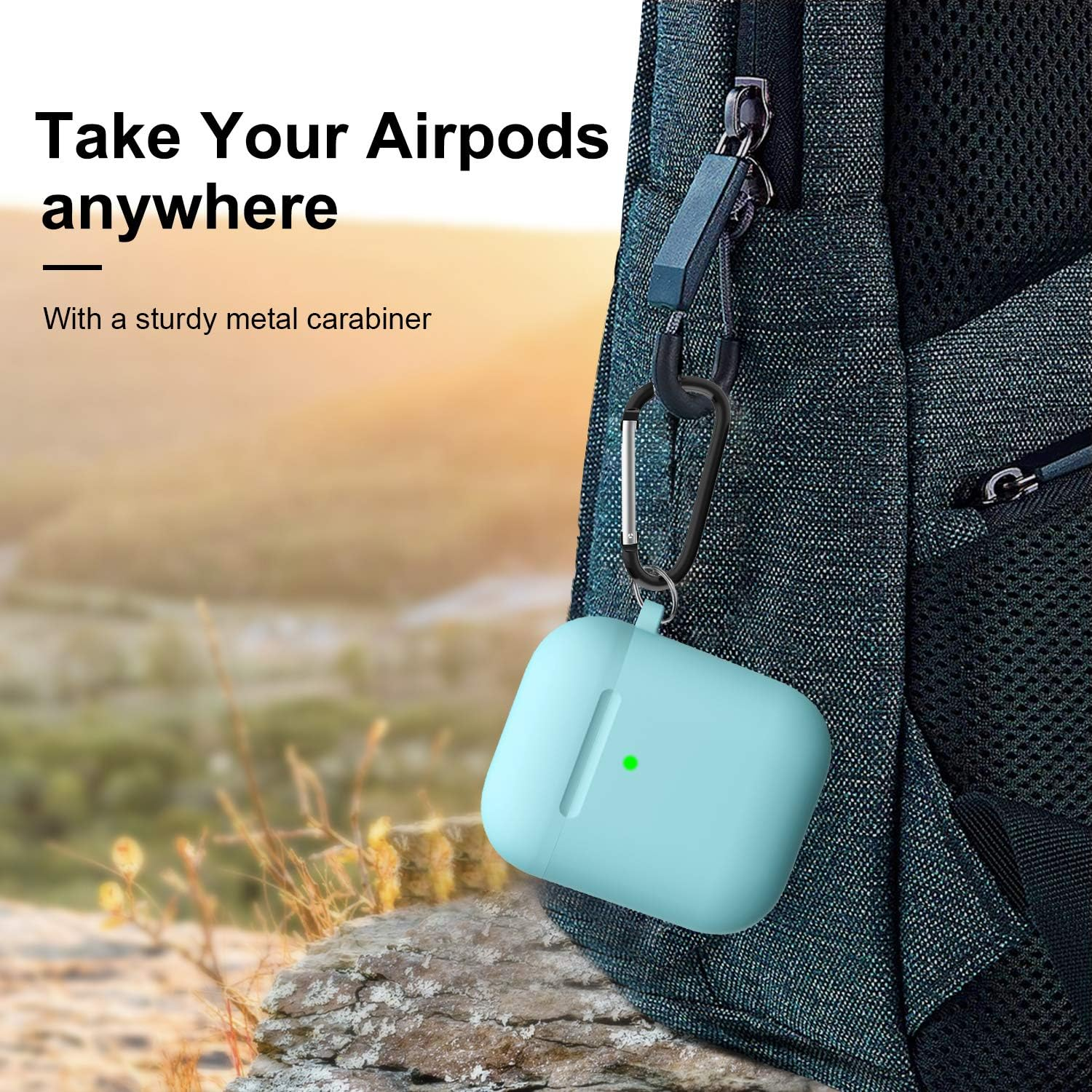 Eine türkisblaue AirPods-Hülle hängt an einem schwarzen Karabinerhaken, der an einem Rucksack befestigt ist. Text: Nehmen Sie Ihre Airpods überallhin mit.