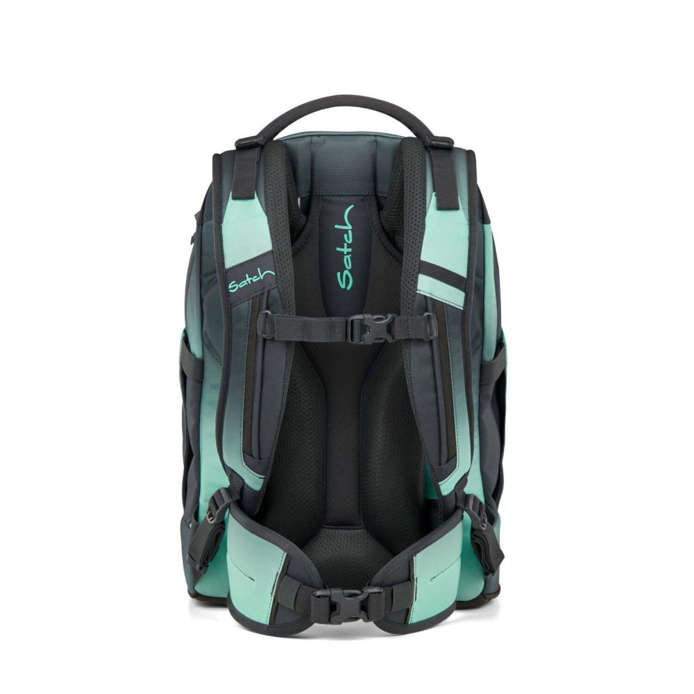 Ein Rucksack in Grau und Türkis. Er hat einen Griff oben und der Markenname 'satch' ist sichtbar.