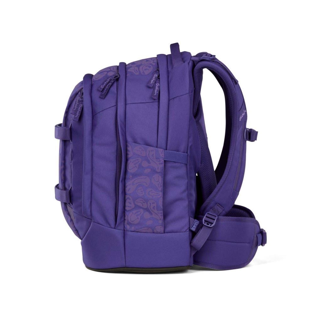 Ein lila Rucksack. Er hat mehrere Fächer, Gurte und eine gebogene Rückenstütze. Das Design umfasst florale Muster.