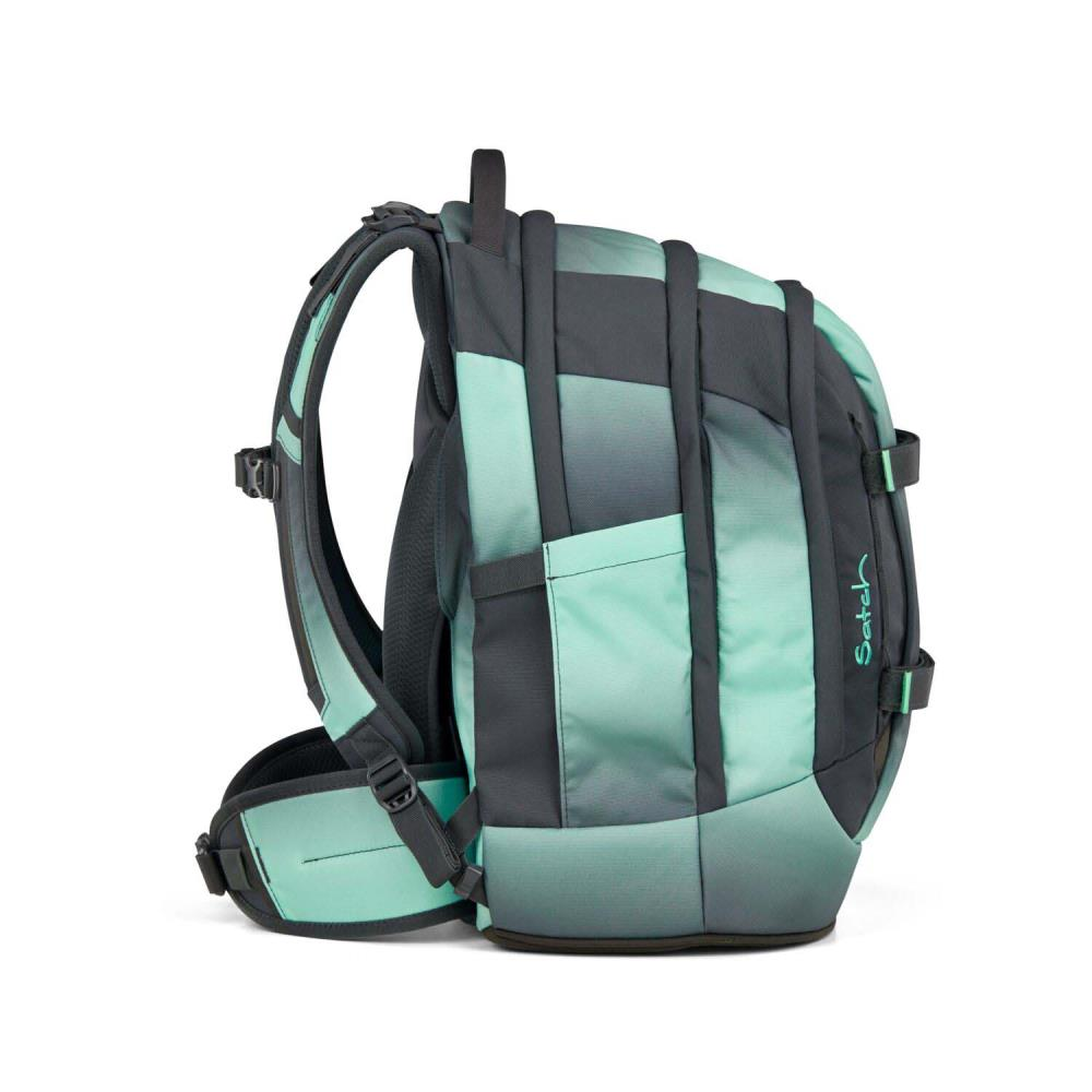 Ein grauer und tealfarbener Rucksack von der Seite. Er hat mehrere Fächer, verstellbare Riemen und die Marke 'satch' ist sichtbar.