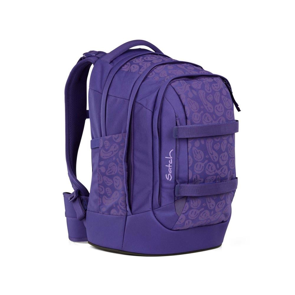 Ein lila Rucksack mit einem Muster aus Smiley-Gesichtern. Er hat mehrere Fächer und Riemen. Der Markenname 'Satch' ist sichtbar.
