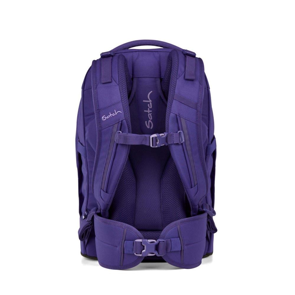 Ein lila Rucksack. Er hat das Wort 'Satch' darauf. Verstellbare Riemen und Schnallen sind sichtbar.