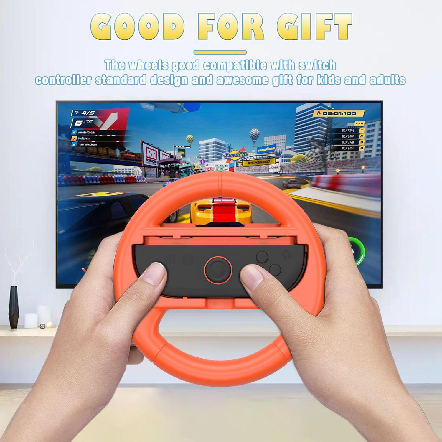 Manos sosteniendo volante naranja con control dentro, frente a TV mostrando juego de carreras.