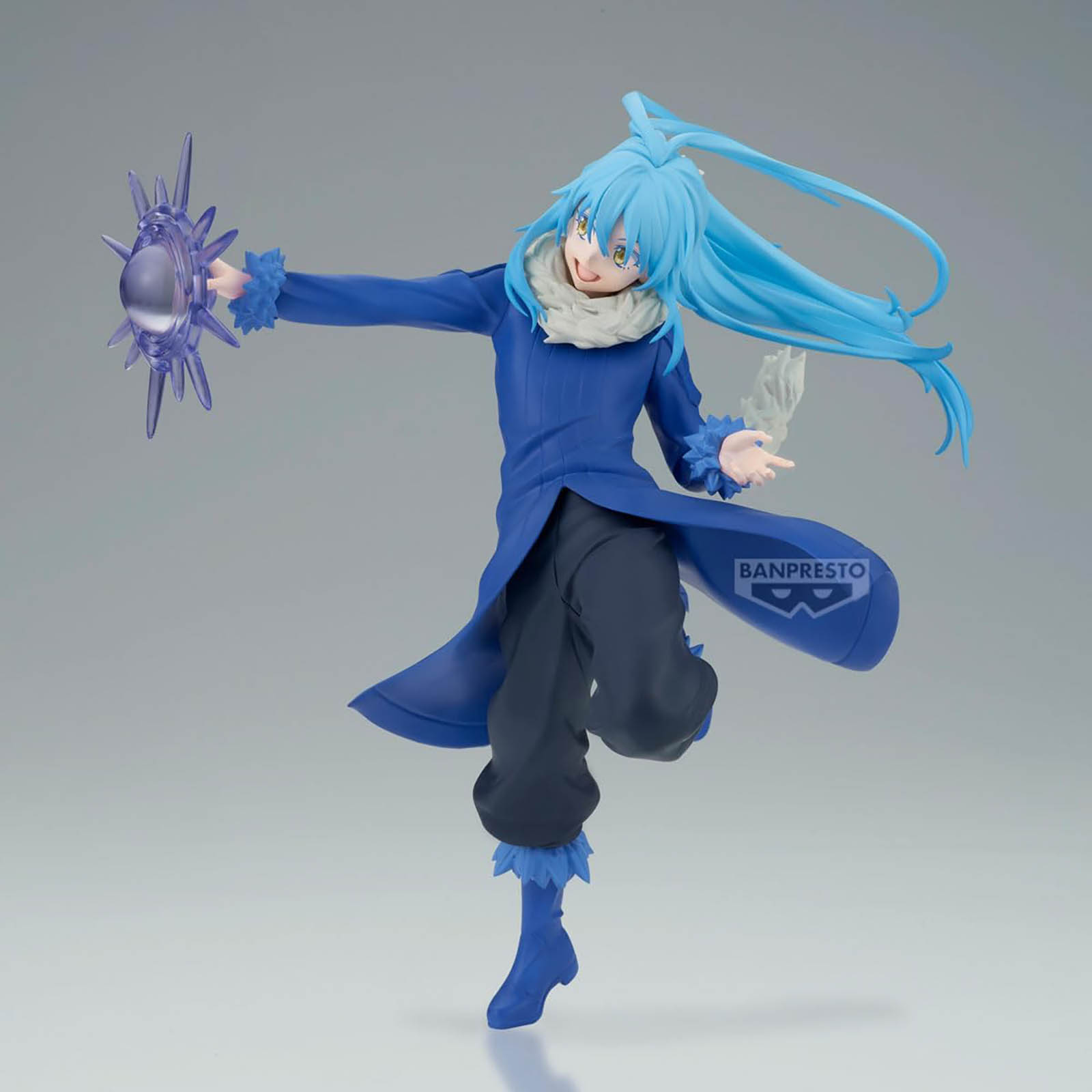 Figura de anime con abrigo azul, pantalones negros, cabello azul, sosteniendo objeto púrpura translúcido. Logotipo Banpresto.