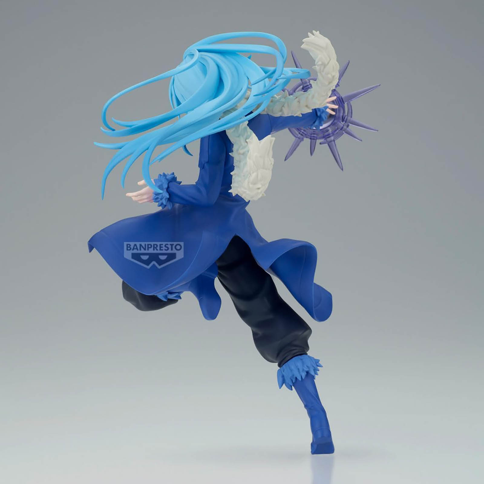 Figura de anime en pose dinámica, cabello azul, ropa azul y negra, sosteniendo un arma. Detalle de piel blanca.