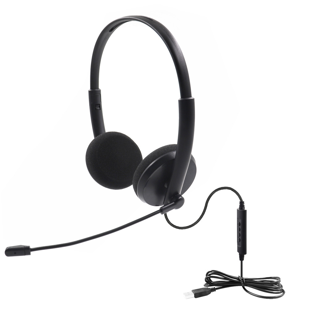 Schwarzes Headset mit Mikrofon. Merkmale sind Ohrmuscheln, ein Kopfband und ein USB-Kabel. Isoliert auf weißem Hintergrund.