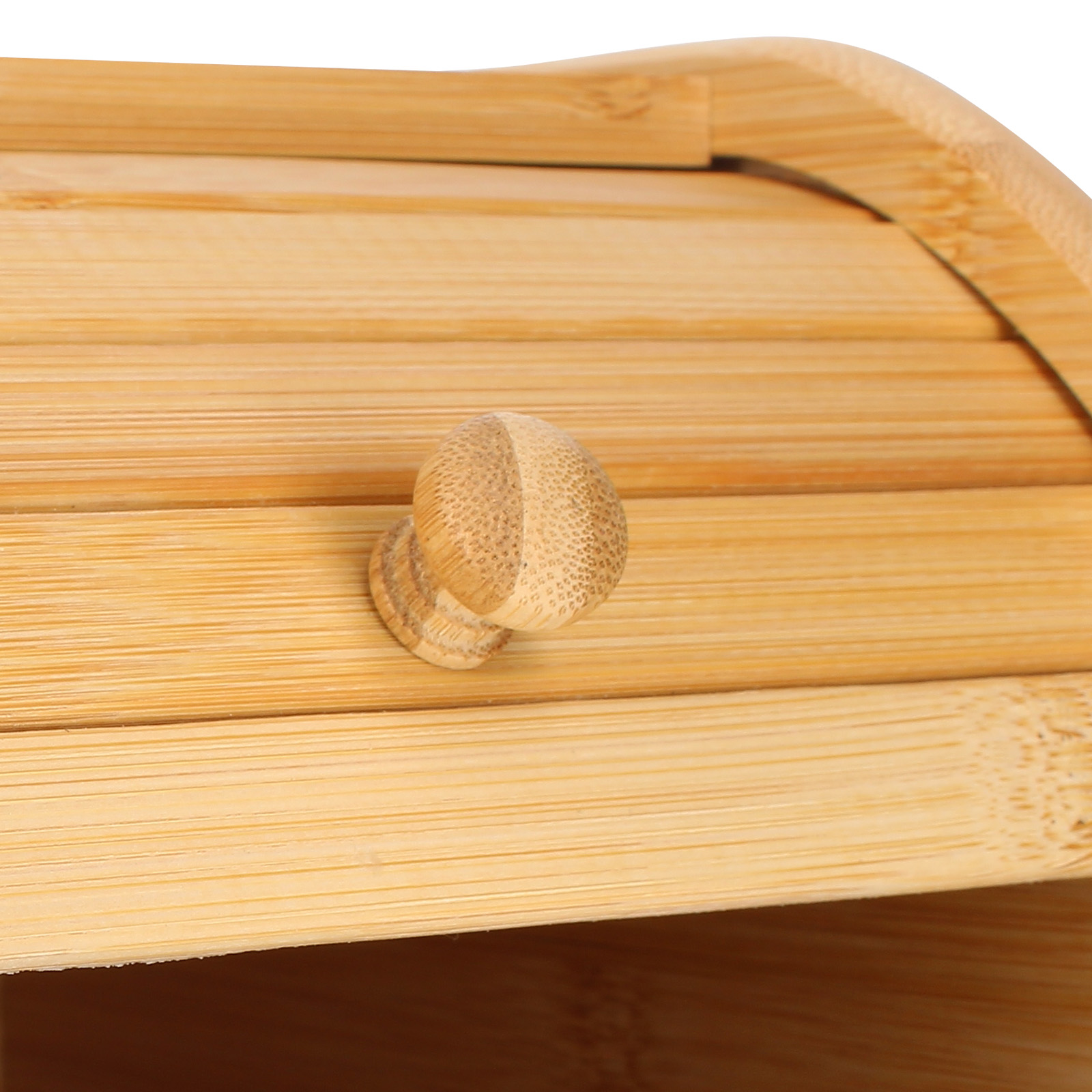 Nahaufnahme eines Brotbehälters aus Bambus. Die Box ist hellbraun mit einem Holzknauf. Die Oberseite ist leicht gebogen.