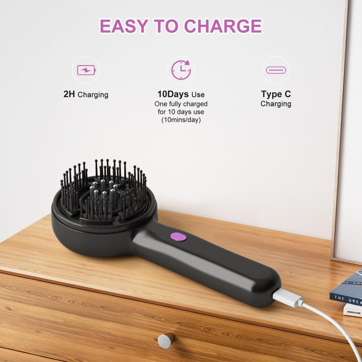 Eine schwarze Haarbürste mit lila Knopf wird aufgeladen. Text sagt 'Easy to Charge'. Ein Buch liegt daneben.