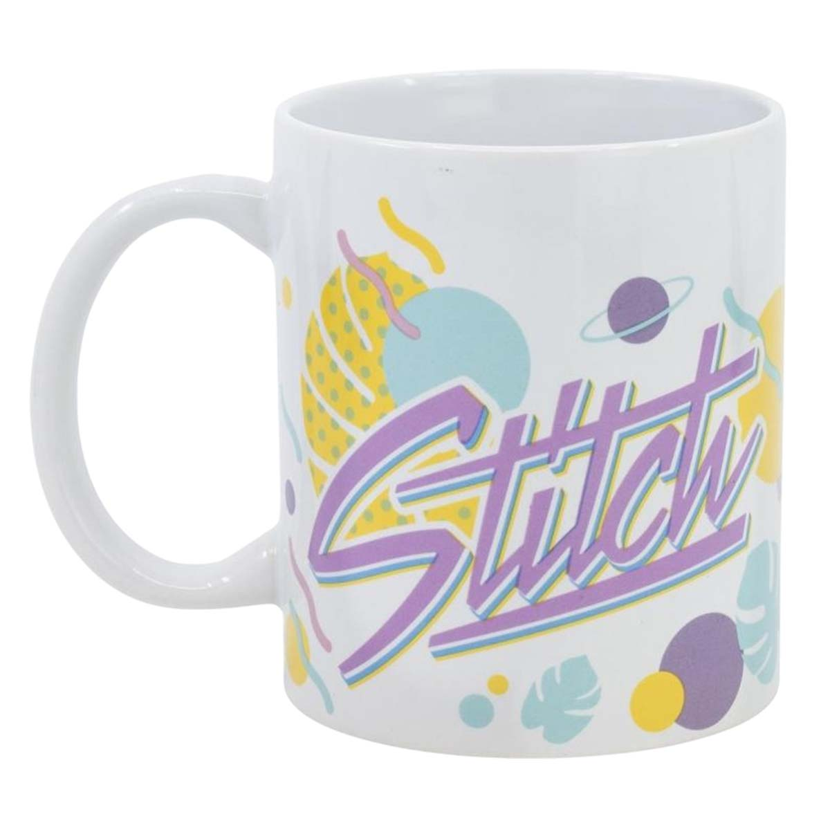 Tazza bianca con 'Stitch' in viola, blu e giallo. Ha un manico a sinistra e varie forme e colori intorno alla parola.