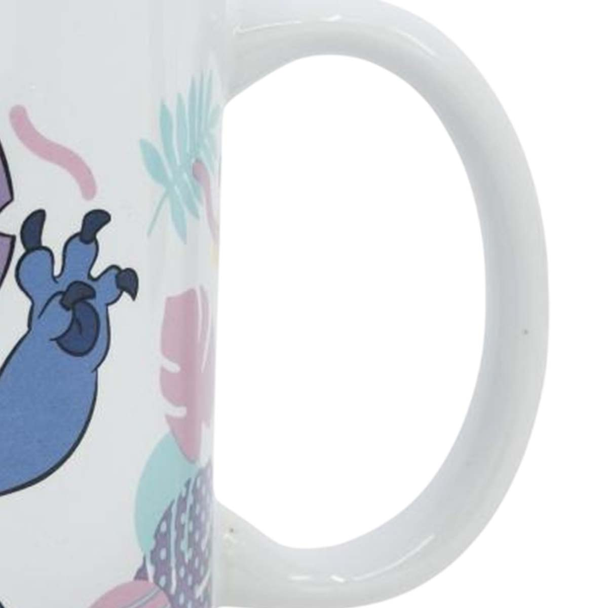 Una tazza bianca con manico curvo. La tazza presenta Stitch di Lilo & Stitch, con disegni colorati di foglie tropicali.