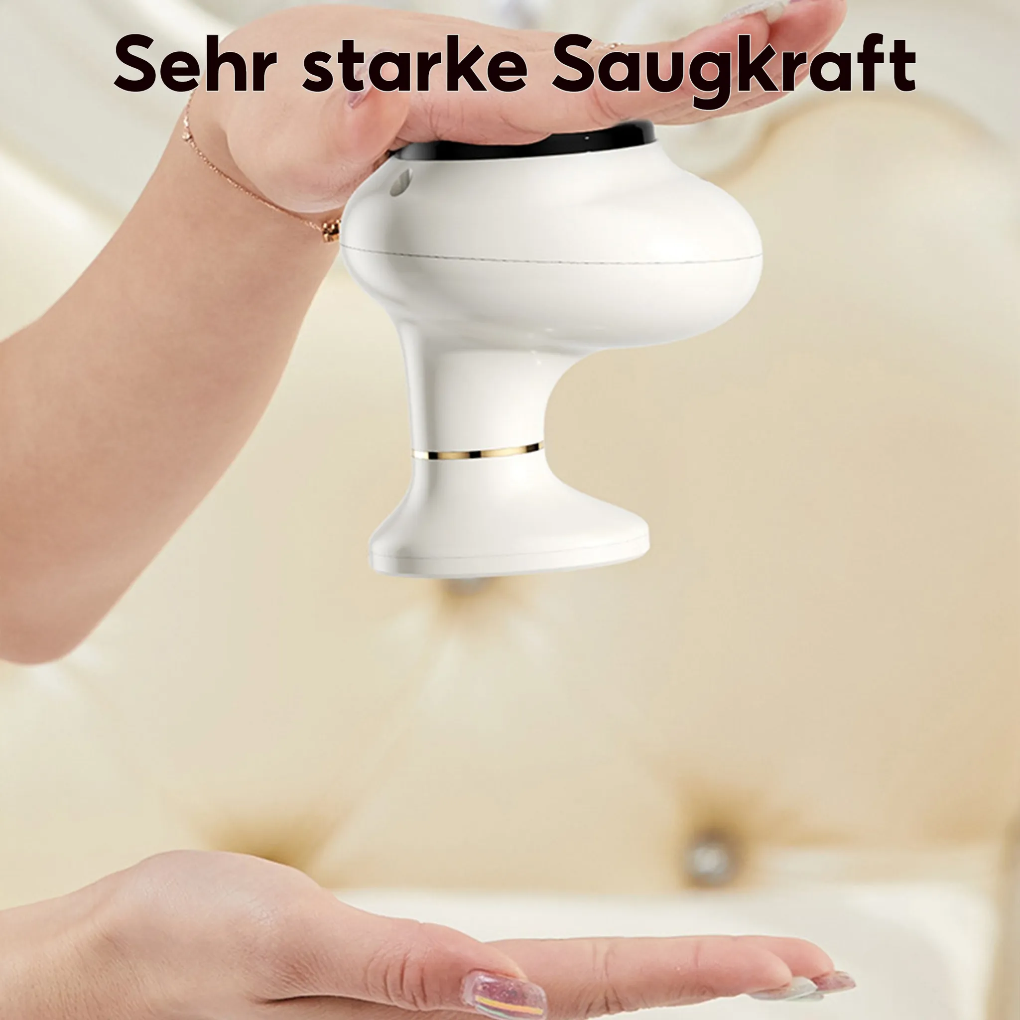 Ein weißes Gerät wird gehalten und sprüht Nebel auf eine Hand. Ein goldenes Armband ist sichtbar. Der Hintergrund ist hellbeige.