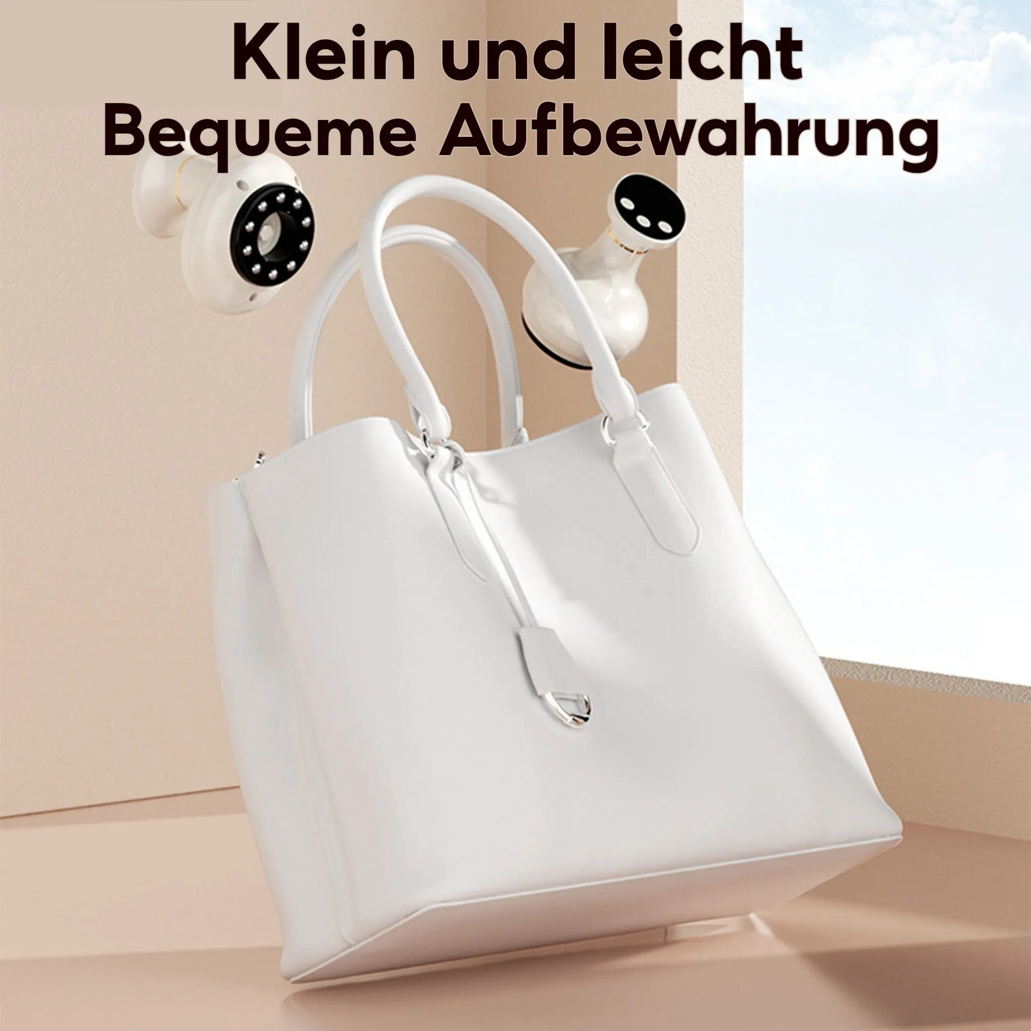 Eine weiße Tragetasche mit Griffen. Zwei weiße Objekte befinden sich über der Tasche. Text auf Deutsch oben.