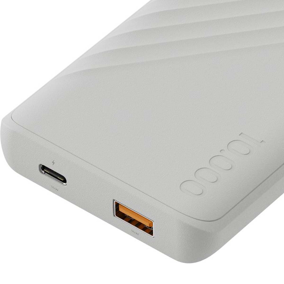 Une batterie externe grise avec un port USB, un port USB-C et un indicateur d'alimentation. L'appareil a une capacité de 10 000 mAh.