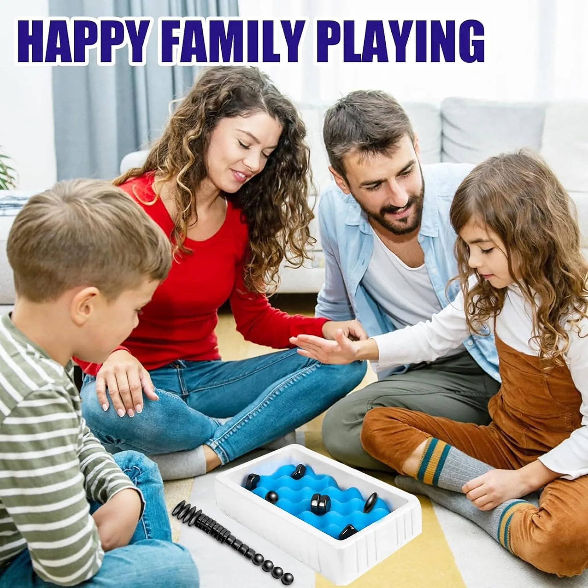 Familie spielt ein Spiel. Erwachsene und Kinder um ein Brettspiel mit schwarzen Spielsteinen. Glückliche Familienzeit, auf dem Boden sitzend.