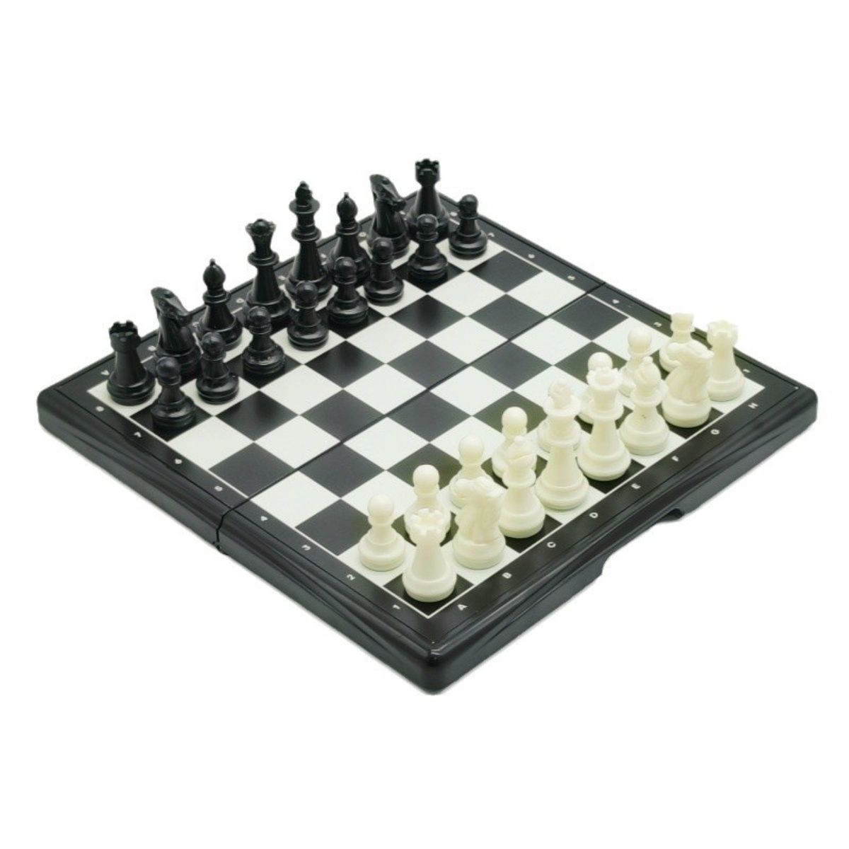 Schachspiel auf einem schwarz-weiß karierten Brett. Schwarze Figuren stehen gegen Weiß, weiße Figuren gegen Schwarz. Beide Seiten spielbereit.