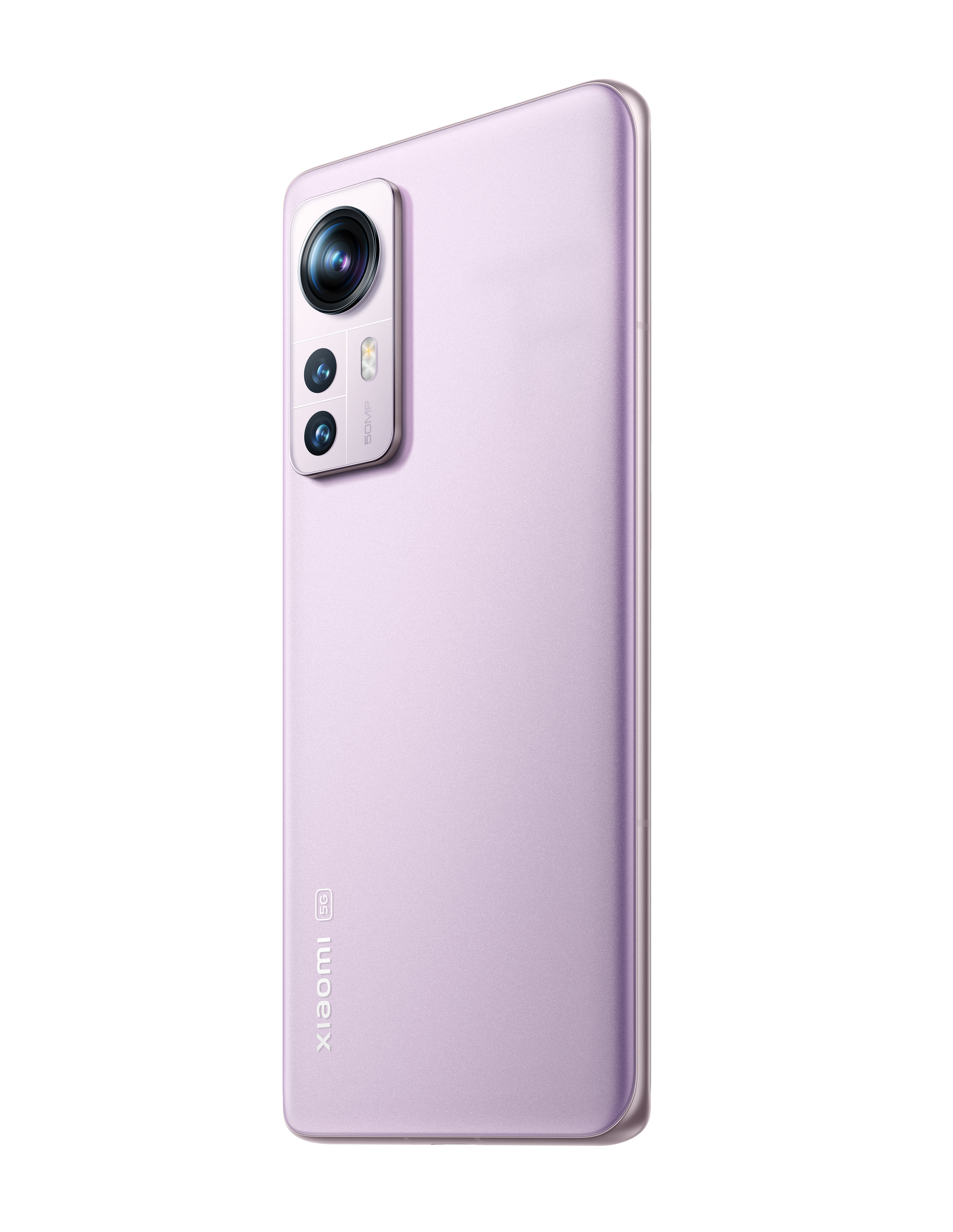 Un telefono Xiaomi color lavanda è mostrato dal retro. Ha tre fotocamere e il logo Xiaomi.