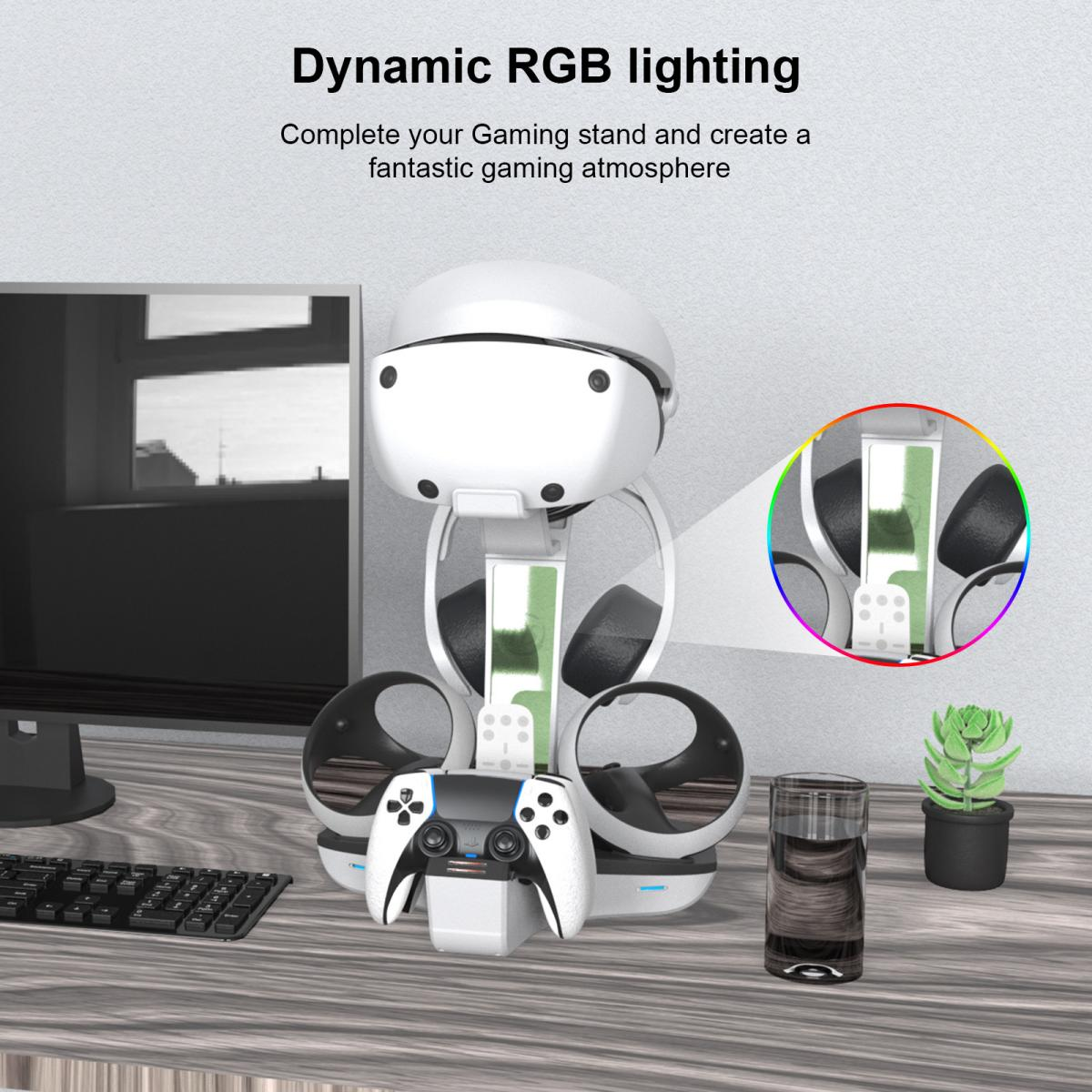 Ein weißer Gaming-Ständer hält ein VR-Headset, einen Controller und Kopfhörer. Ein Glas und eine Pflanze stehen auf Holz.