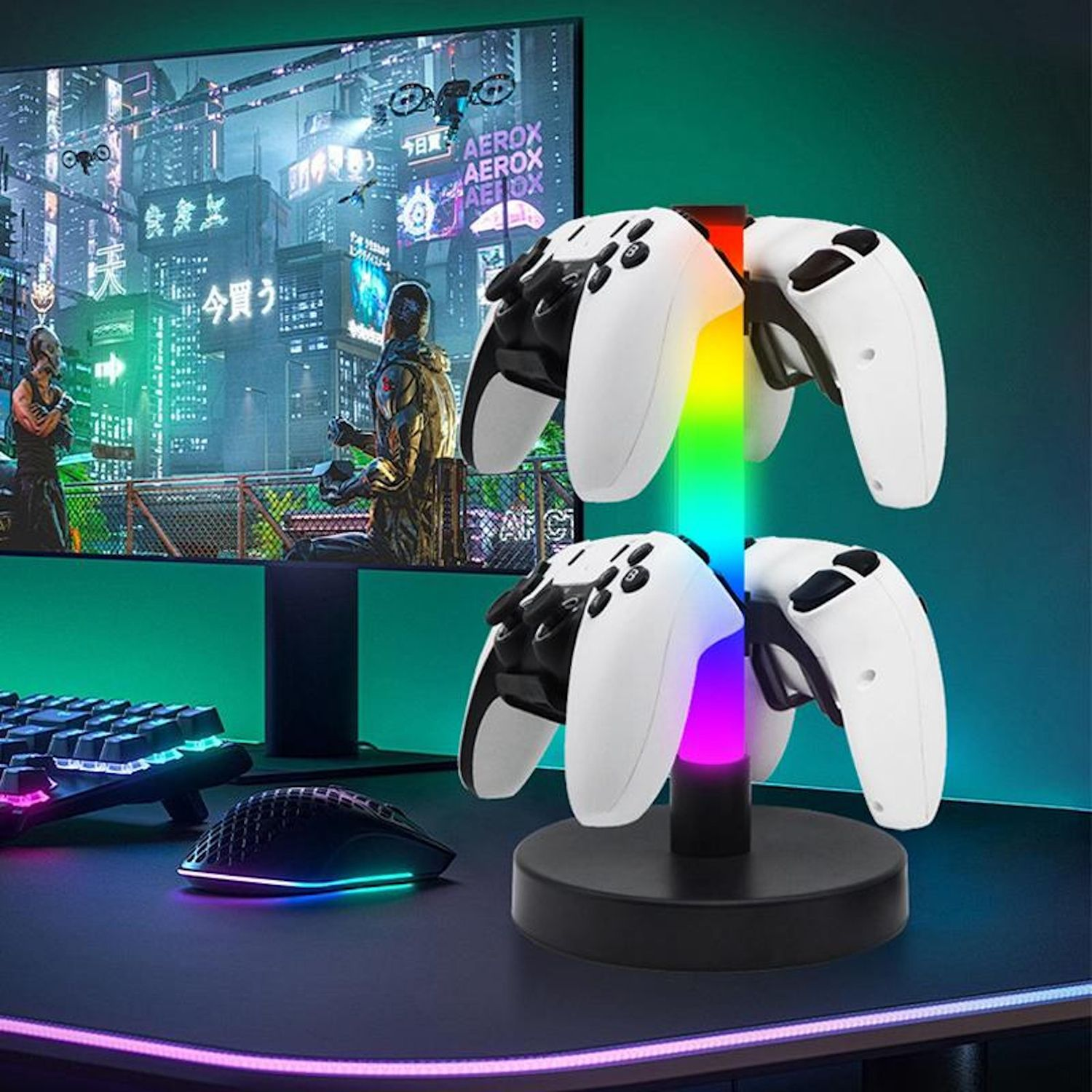 Configuración de juego con mandos blancos sobre soporte con luces RGB. Un monitor muestra una escena de ciudad futurista.