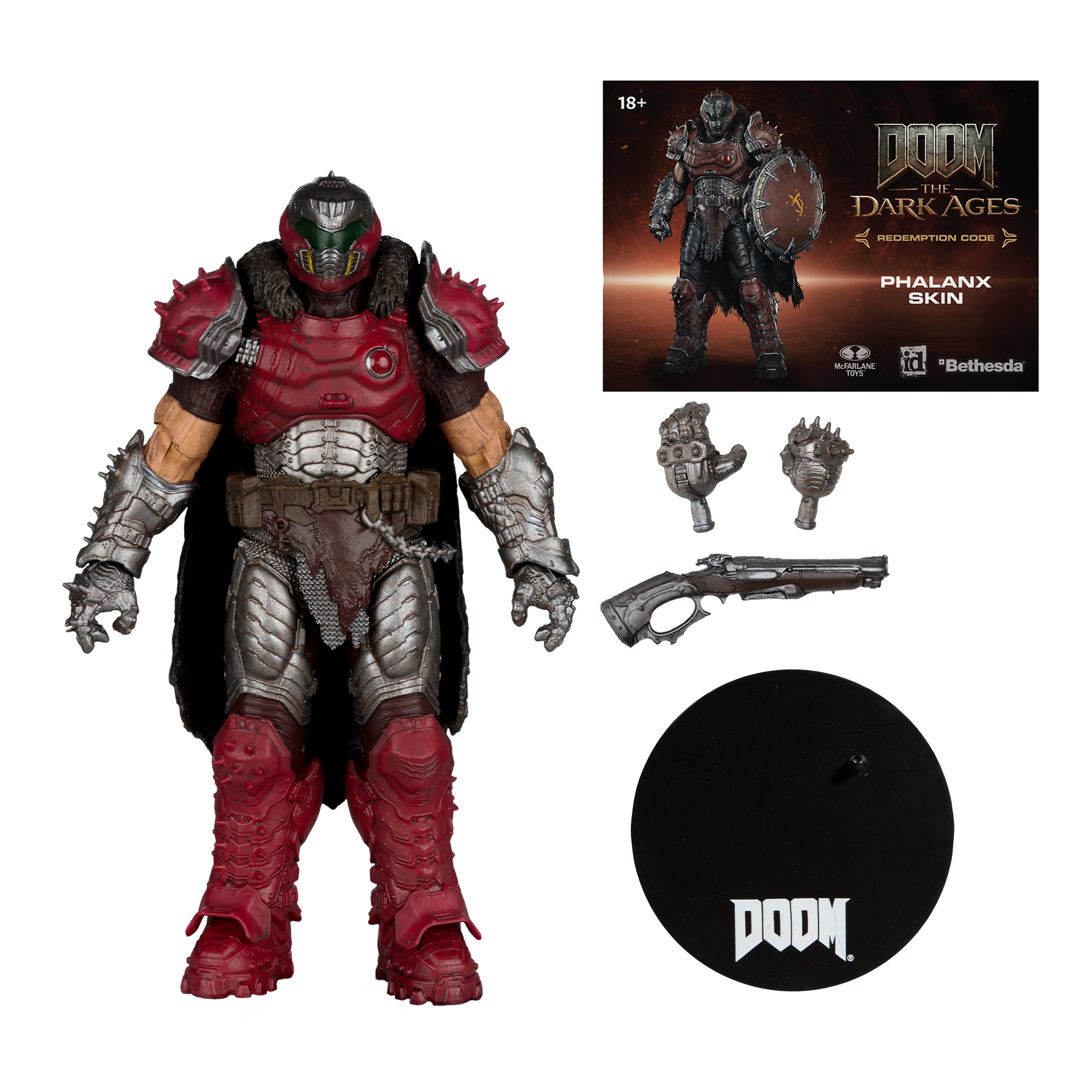 Eine Doom-Actionfigur mit roter und silberner Rüstung, Helm und Zubehör, darunter eine Waffe und eine Basis mit dem Doom-Logo.